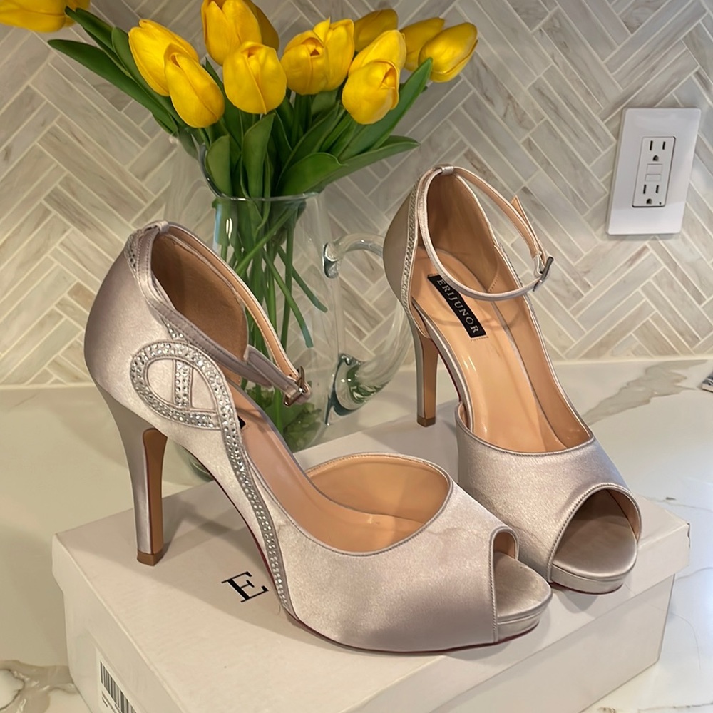 Womens silver dress pump size 8.5